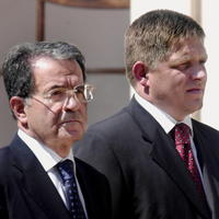 Na snímke vľavo premiér Romano Prodi a vpravo premiér Robert Fico počas prehliadky čestnej stráže.