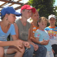 Zľava: Táňa (11), Viktor (14), Mária (13), Viktória (8) a Martin (9) sa snažia byť statoční a držať spolu.