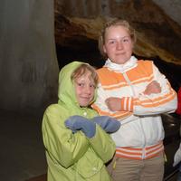 Sestry Justina (11) a Agnes (16) z Litvy sa poriadne obliekli, pretože v jaskyni je chladno. Jaskyňa ich uchvátila.