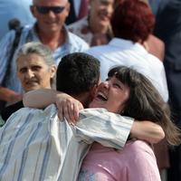 Bulharské sestričky čakalo na letisku v Sofii emotívne privítanie. Prezident im udelil milosť.