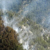 Oheň sa prehupol cez hlavný hrebeň vrchu Sokol tzv. jazykom do rokliny Blajzloch.