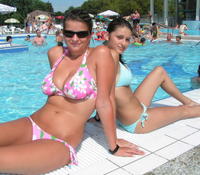 Sestry Simona (16) a Nikola (18, v okuliaroch) sa chodia do Dudiniec osviežovať z Krupiny.