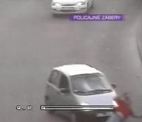 Muž spadol pod kolesá auta, ktoré cez neho prešlo.