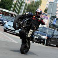 Takto jazdiaceho motorkára sme odfotili včera popoludní v Banskej Bystrici na Námestí slobody.