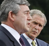 George Bush daroval Gordonovi Brownovi nie práve najvhodnejší darček - leteckú bundu
