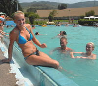 Lucia Čatlošová (21) s priateľom Miroslavom Hatvánim (30) a Dominika Maťášová (17, vpravo) z Gemerskej Polomy si užívajú oddych na vlachovskom kúpalisku.