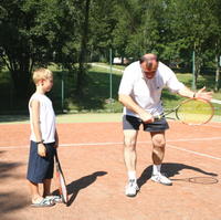 Poslanec HZDS Ján Kovarčík toto leto učil v Častej-Papierničke vnuka hrať tenis.