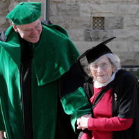 Takmer storočná absolventka so svojím pedagógom Hennebergom.