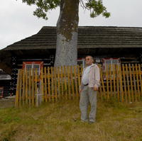 Lukáš Kriššák (63) pred svojou 104-ročnou drevenicou v Ždiari.