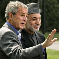 Bush na stretnutí s afganským prezidentom Hamídom Karzajom