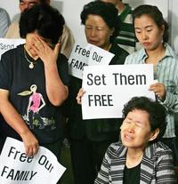 Príbuzní zadržiavaných Kórejčaniek prosia únoscov o prepustenie rukojemníčok.