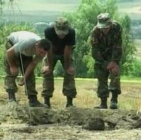 Gruzínski vojaci skúmajú kráter, ktorý po dopade zanechala ruská raketa.