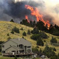 Lesný požiar ohrozuje dom v osade Blue Creek.
