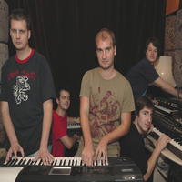 Skupina Peoples - zľava basák Andy, klávesák Michal, gitarista Martin, spevák Robo Pospiš a bubeník Michal.