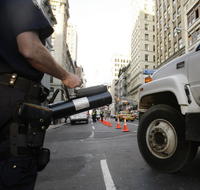 Člen špeciálnej jednotky kontroluje radiačným detektorom automobily stojace na Brodwayi na Manhattane.