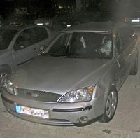 Auto má rozbité čelné sklo a chýba mu ľavé predné zrkadlo.