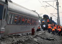 Vykoľajenie jedného z najmodernejších ruských vlakov spôsobila na diaľku odpálená nálož.