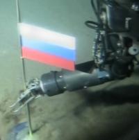 Operátor miniponorky zasadzuje ruskú vlajku na dno Arktického oceánu.