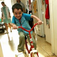 Saša sa rád preháňa na tomto bicykli. Jeho závodnou dráhou sú nemocničné chodby.