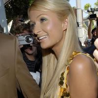 Paris Hilton spôsobila na predstavovaní kolekcie v Los Angeles ošiaľ.