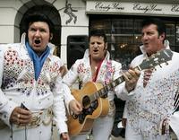 Fanúšikovia Elvisa Presleyho v uliciach Londýna.
