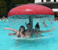 Hríb, z ktorého vyviera voda, si pochvaľujú zľava Zuzana (18), Ján (22) a Michaela (19).