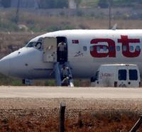 Dvaja muži v sobotu uniesli lietadlo tureckého súkromného prepravcu Atlas Jet krátko po vzlietnutí zo Severocyperskej tureckej republiky.