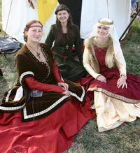 Zľava: Stáňa Boberová (26), Denisa Katzerová (22) a Eva Špetíková (26) v šatách, aké nosili ženy v stredoveku.