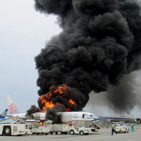 Lietadlo spoločnosti China Airlines zachvátili na letisku v Okinawe plamene.