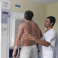 Na snímke laborant Miroslav Sedrovič pri vyšetrovaní pacienta novým prístrojom.