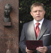 Robert Fico dnes predniesol krátku reč pri hrobe Alexandra Dubčeka v bratislavskom Slávičom údolí.