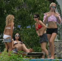 Bačove potenciálne nevesty sú ukryté v penzióne v Čiernej Vode, kde celé dni žúrujú pri bazéne.