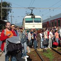 Preplnená železničná stanica v Liptovskom Mikuláši. Davy ľudí  čakajú na vlakové súpravy na obnovenie premávky.