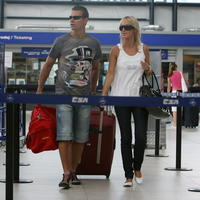 Na letisko v Ruzyni dorazila Zuzana s priateľom Vlastom s nabalenými kuframi.