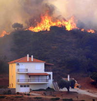 Oheň v oblasti ostrova Evia, severovýchodne od Atén.