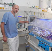 Peter Krcho kontroluje stav iba niekoľkodňovej Žofie v inkubátore so špeciálnou ventiláciou.