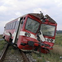 Vozeň narazil do zadnej časti nákladiaka, pri náraze odtrhlo náves a vlak sa vykoľajil.