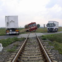 Traja ľudia utrpeli dnes ráno zranenia pri havárii osobného vlaku s nákladným autom