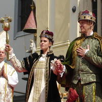 Kráľovský pár stvárnili Zuzana Fialová a Martin Nikodým.