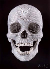 Lebka posiata diamantami