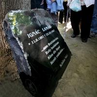 Na bratislavskom Ondrejskom cintoríne slávnostne uložili telesné pozostatky Schöne Náciho, ktoré preniesli z Lehníc.