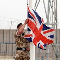 Britský vojak zvesil zástavu v irackej Basre.