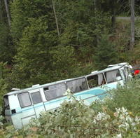 Autobus s členmi folklórneho súboru sa zrútil do rokliny neďaleko Hriňovej.
