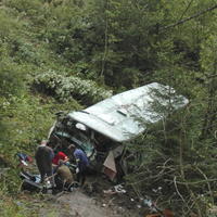 Autobus sa zrútil do 15-metrovej rokliny.