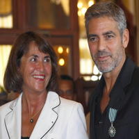 Francúzska ministerka kultúry Christine Albanel udelila Clooneymu titul Rytier umenia a literatúry.