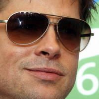 Brad Pitt odmietol odložiť slnečné okuliare.