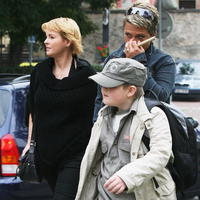 Iveta Bartošová (vľavo) odprevadila syna Artura v prvý deň školského roku na vyučovanie.