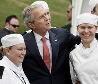Prezident USA pózuje s námornými šéfkuchárkami počas obeda s členmi austrálskej armády.