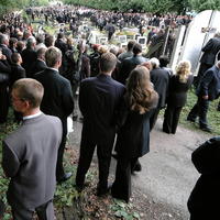 Vyše dvetisíc ľudí zišlo na hriňovskom cintoríne, kde pochovali Agnesu Ľuptákovú a Mariána Paprčku, dve zo štyroch obetí nedeľňajšej havárie autobusu pri Hriňovej.