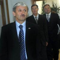 Predsedovia opozičných parlamentných strán v popredí Mikuláš Dzurinda, Pavol Hrušovský a Pál Csáky sa dnes stretli na pôde SMK.